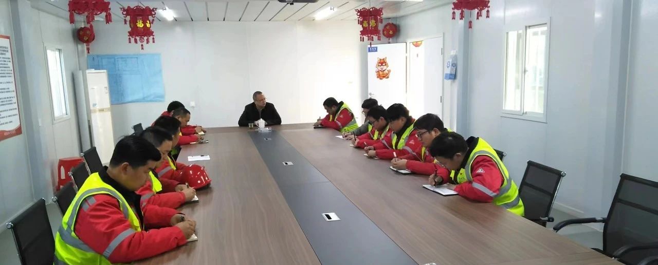 化機(jī)公司黨委書記、董事長(zhǎng)、總經(jīng)理?xiàng)钪袧傻椒蕵I(yè)搬遷項(xiàng)目部現(xiàn)場(chǎng)辦公