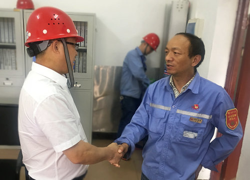 王大真到宜都園區、股份公司看望慰問基層黨員