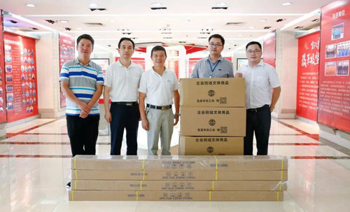 宜昌市總工會(huì)到宜化集團(tuán)為一線(xiàn)班組贈(zèng)送文體器材